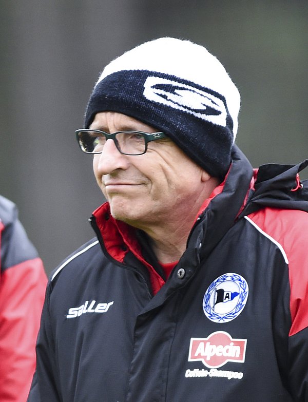 Zufrieden: Trainer Norbert Meier lächelt während einer Trainingseinheit. FOTO: CHRISTIAN WEISCHE