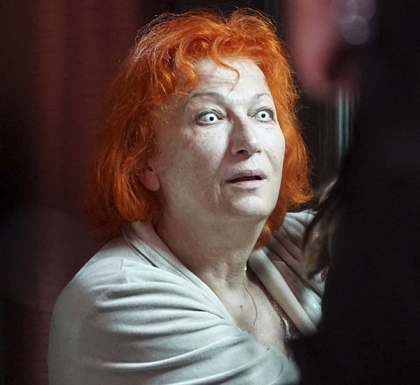 Fanny (Zazie de Paris) wird von dem Geist der vorherigen Hausbewohnerin heimgesucht. - © HR/Benjamin Dernbecher