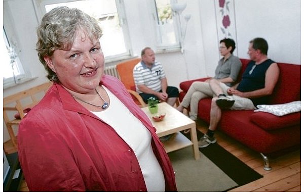 Vermieterin Kerstin Krauß (vorne) ist froh, dass ihre Ferienwohnung den Gästen Carmen Treybig (3. v. l.) und René Rogan (r.) gefällt, die sich mit Ehemann Michael Krauß unterhalten. - © FOTO: BJÖRN PRÜßNER