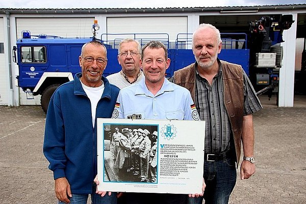 Bernd Lahme, Hubertus Hippe, Thorsten Götz und Ralf Sievers (v. l.) sind stolz auf die Urkunde zum 25-jährigen Jubiläum. Sie wurde 1977 vom Direktor des Technischen Hilfswerkes ausgestellt.