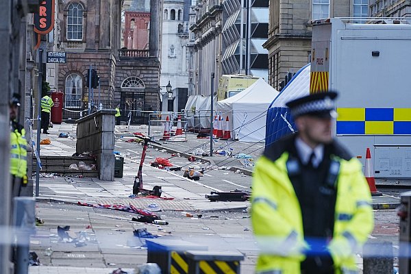 Polizeizelte umgeben von Trümmern am Tatort in der Water Street in der Nähe des Liver Building im Stadtzentrum von Liverpool, nachdem ein 53-jähriger weißer Brite verhaftet wurde, als ein Auto während der Premier-League-Siegparade des FC Liverpool in eine Menschenmenge gerast war. - © Peter Byrne/PA Wire/dpa