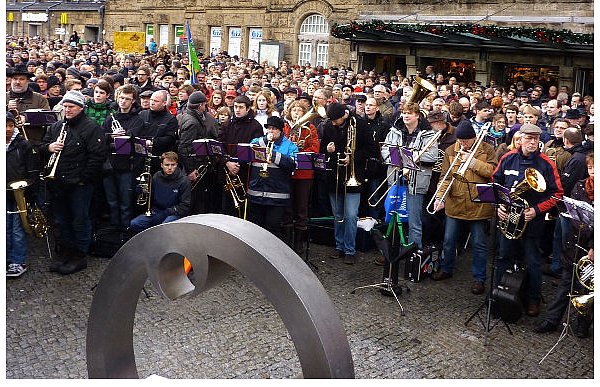 Am 24. Dezember 2011 demonstrierten mehr als 6.000 Bielefeld gegen Fremdenhass. Carmen Dietrich und Gregor Merten beteiligten sich am Hauptbahnhof mit ihrer Engel-Plastik.