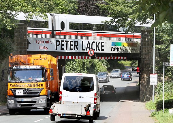 Vor allem der Schwerlastverkehr ist eine hohe Belastung für die Anwohner der B239 in Schweicheln. - © Frank-Michael Kiel-Steinkamp