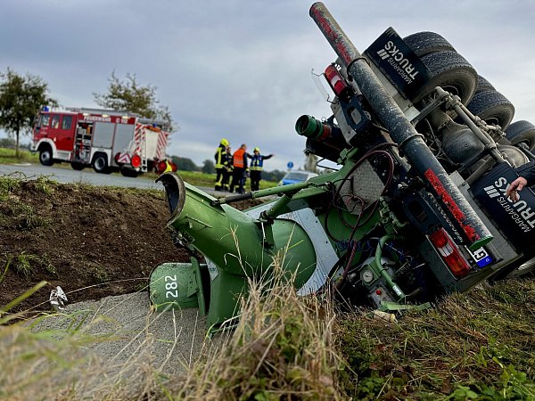 Der Betonmischer hat eine geringe Menge seiner Fracht verloren. Feuerwehr und Polizei stellen sicher, dass der Beton nicht in die Kanalisation gelangt. - © Danielle Dörsing