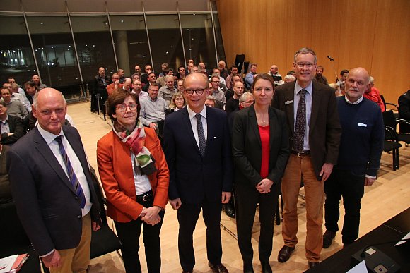 Diskutierten mit Vertretern von Schützenvereinen und Kommunen im Kreishaus Gütersloh (v.l.): Hermann-Josef Pierenkemper, Dr. Elke Stöcker-Meier, Landtagspräsident André Kuper, Julia Möllerherm, Landrat Sven-Georg Adenauer und Bernhard Bußwinkel. - © Kreis Gütersloh
