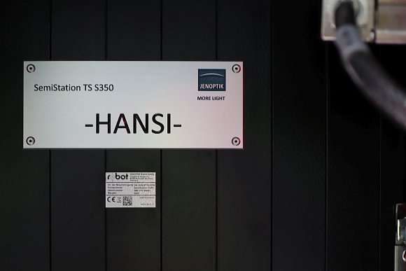 Auch von Innen präsentiert sich Hansi ganz in Schwarz und mit einer kleinen Namensplakette. - © Kreis Gütersloh