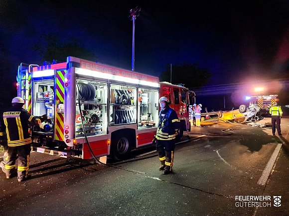 Drei Autos waren an dem Unfall beteiligt, zwei Menschen wurden schwer verletzt. - © Berufsfeuerwehr Gütersloh