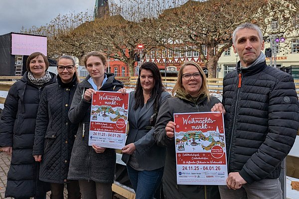 Freuen sich auf die Weihnachtsmarkteröffnung: Anja Beineke (v.l.), Silvia Backhaus, Alena Friese, Michaela Reinecke-Koller, Inga Schaper und Matthias Kumlehn. - © Stadtmarketing Holzminden GmbH