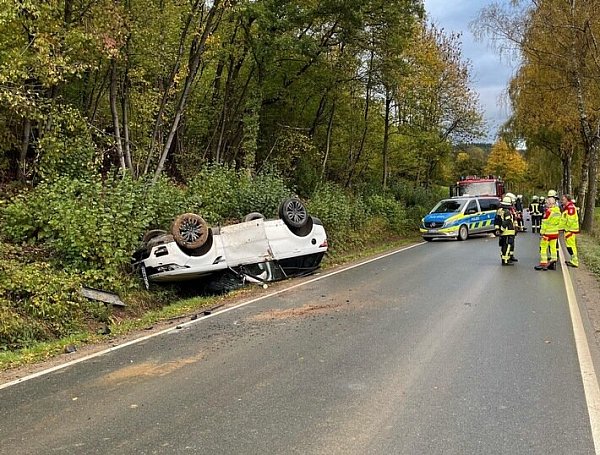 Das Auto blieb auf dem Dach liegen. - © Höxter