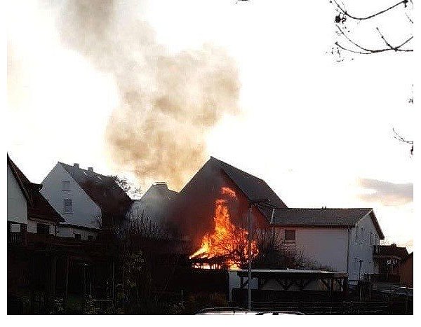 Beim Brand einer Gartenhütte wurden nach Angaben der Feuerwehr Borgentreich vier Menschen verletzt. - © Feuerwehr Borgentreich