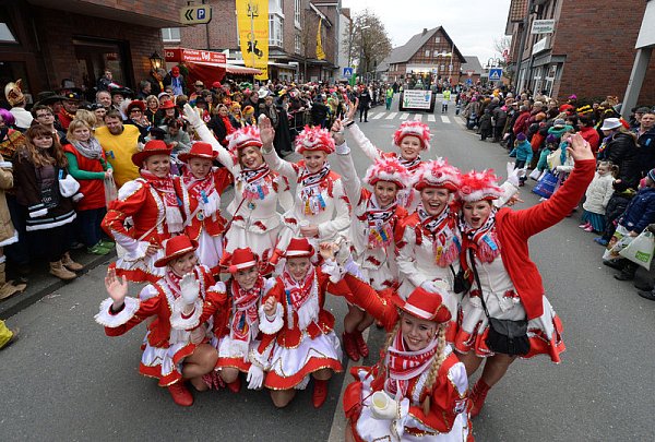 Die Mädels der Tanzgarde des Karnevalvereins Rot-Weiß Bentfeld sind während des Rosenmontagszuges in der Stadt mit dem schiefen Kirchturm mächtig in Feierlaune. Fotos: Marc Köppelmann - © www.sportpictures.de