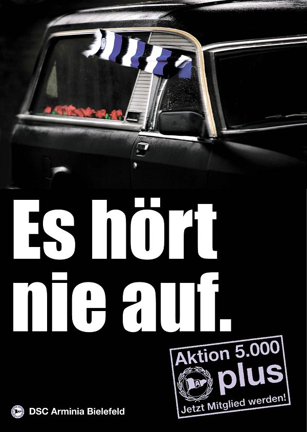 Kampagne: Mit provokativen Motiven warb der Verein 2006 um neue Mitglieder. Die fotografische Umsetzung mit Leichenwagen und "Es hört nie auf" sollte das "Fangefühl" auf witzig-ironische Weise untermauern. - © Ilka Schröter / Quelle: DSC Arminia Bielefeld