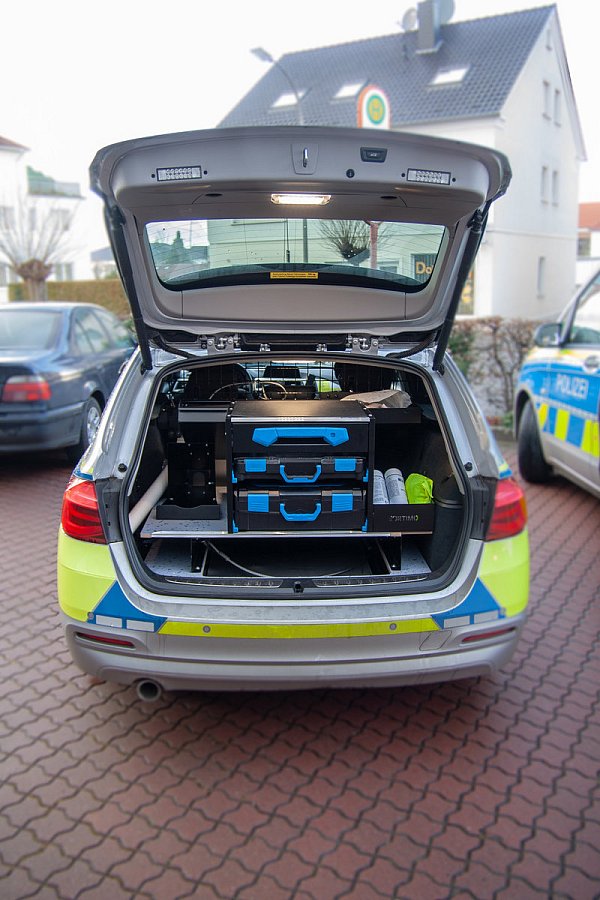 Der 3er BMW hat nicht genügend Stauraum für die Materialien der Polizei. Seit 2015 ist dieser in Lübbecke im Einsatz und wird jetzt langsam durch den Mercedes-Benz Vito ersetzt. - © Noah Brümmelhorst