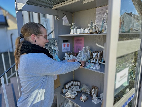 Die Delbrückerin stellt alle Gegenstände, die im Schrank zu finden sind, in liebevoller Handarbeit her. - © Danielle Dörsing