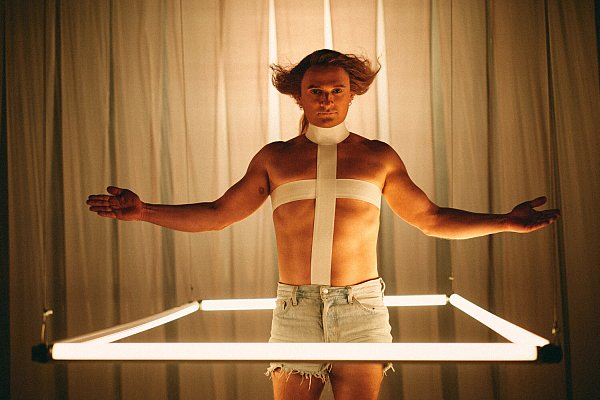 Joyn zeigt die neue Comedy-Serie "Messiah Superstar" mit Florian Lukas als One-Hit-Wonder-Eurodance-Musiker ab dem 16. Mai. - © Joyn