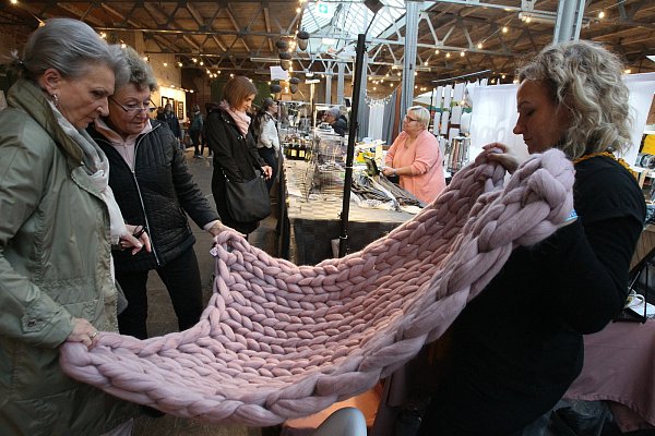 Intressiert: Olga Wolf (r.) aus Bielfeld zeigt, was beim Häkeln alles möglich ist. - © Peter Steinert