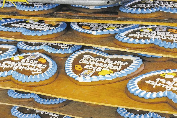 Tradition: Zu diversen Oktoberfesten, wie sie inzwischen in ganz Deutschland gefeiert werden, gehört das Lebkuchenherz dazu. - © Alexandra Schaller/nw