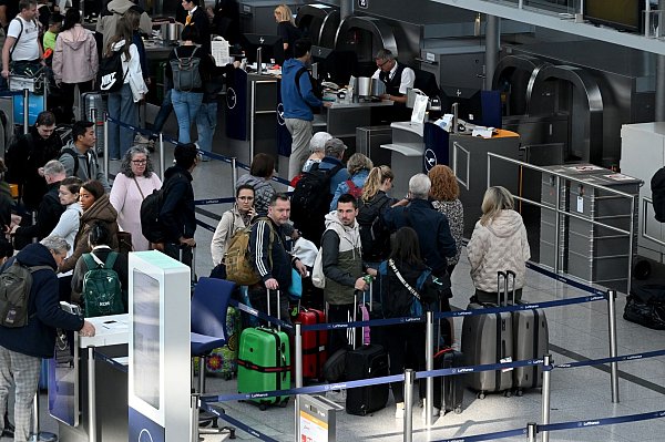 Wartende Passagiere am Flughafen München. - © Felix Hörhager/dpa