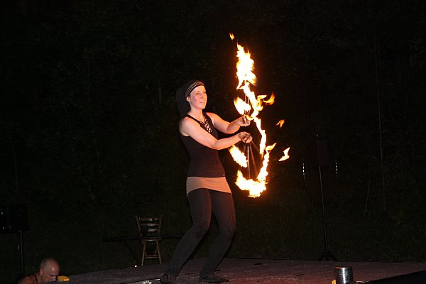 Michellle Goeffroy beeindruckt auf der Naturbühne der Aqua Magica durch ihren gekonnten Umgang mit dem Feuer. - © Anthea Moschner