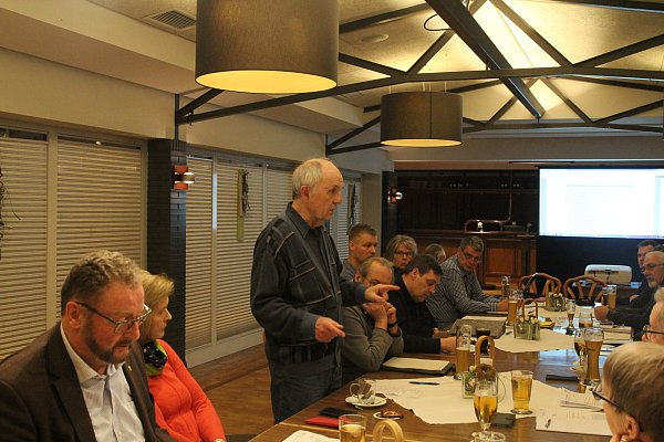 Peter Snethlage stellte der Isenstedter Dorfgemeinschaft den Bürgerbusverein vor und warb für ein umfassendes Mobilitätskonzept (Das Foto entstand vor der Corona-Kontaktsperre). - © Klaus Frensing