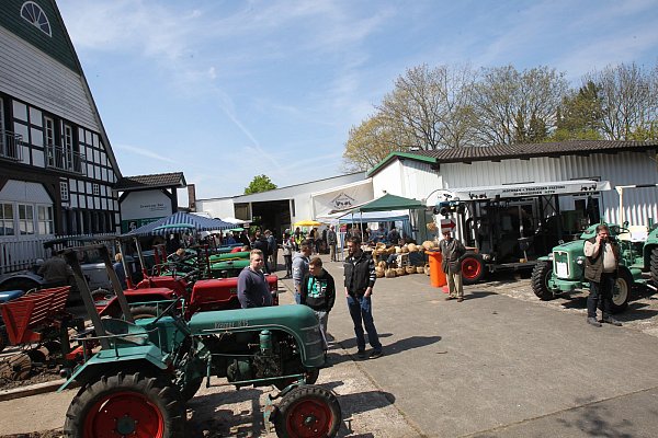 Gut besucht: Der Hof der Motoren und Traktoren Freunde Hiddenhausen wurde zum Ausstellungsplatz für Geräte. - © Paul Struthmann