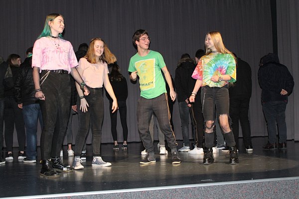Mit dem Stück „No!“ von Bukahara tanzt die Theatergruppe nach dem Motto „Die Welt ist bunt“ gegen Diskriminierung an. - © Städtische Realschule Steinheim