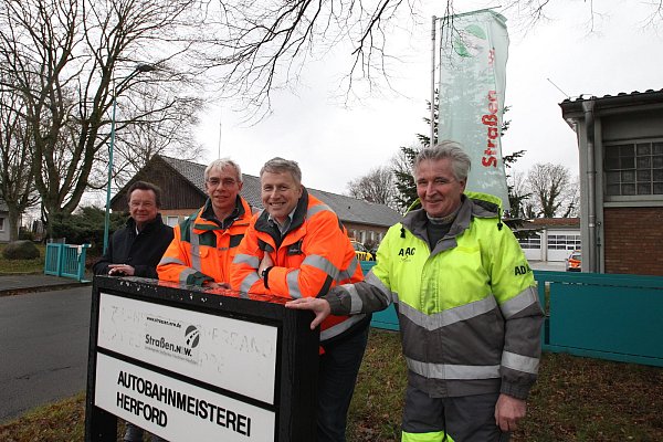 Im nächsten Jahr sollten Udo Stötzel (ADAC), Holger Krause, Stefan Meyer (Autobahnmeisterei) und Andreas Krohn (ADAC) an einem neuen Eingangsschild zur Autobahnmeisterei Herford stehen, weil zum 1. Januar 2021 aus dem Landesbetrieb NRW eine neue GmbH wird. - © Peter Steinert