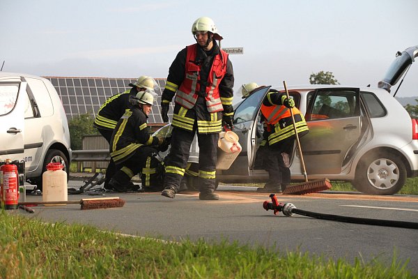 Unfall hautnah: Die Feuerwehrmänner streuen auf die Volmerdingsener Straße das Bindemitte. - © Johannes Wöpkemeier