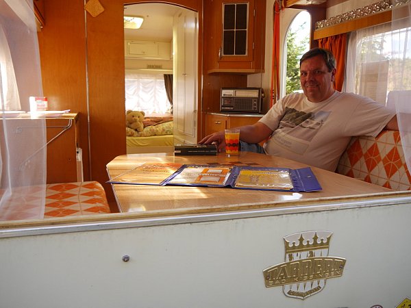 Durch das Heckfenster: Wohnwagen- und Oldie-Liebhaber Michael Grote reist seit Jahren in seinem „Tabbert Royal“, bis an die norwegische Grenze ist er bereits gekommen. - © Delia Kornelsen