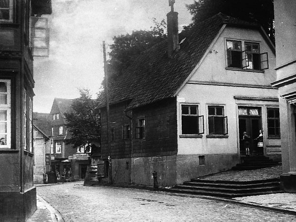 Unbekanntes Datum: Das alte Haus Blumenau an der Bahnhofstraße - im Verlauf der Kirchhofmauer zwischen dem Nordring im Hintergrund und der ehemaligen Fleischerei Biermann am rechten Rand gelegen - musste der Umgestaltung des Kirchplatzes in den 1920er Jahren weichen. Die Aufnahme entstand augenscheinlich bereits nach dem Auszug der Familie. FOTO: ARCHIV MILITZER - © Archiv Militzer