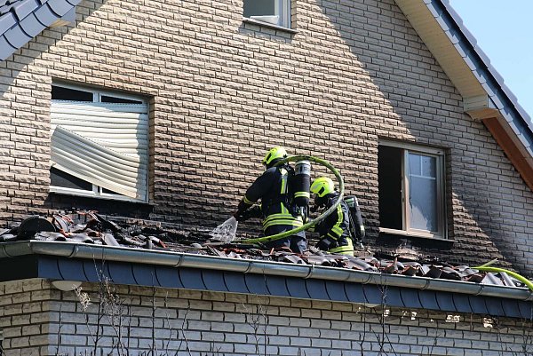 Als Brandursache kommt in einer Mülltonne entsorgte, noch nicht endgültig ausgekühlte Grillkohle in Betracht. - © Feuerwehr Hövelhof