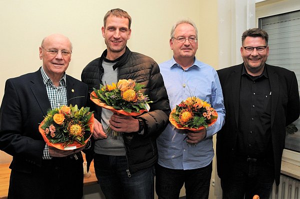 Vereinstreue: Der scheidende Vorsitzende Maik Hanewinkel (r.) zeichnete Otto Schweins, Frank Grotusheitkamp und Dirk Horsthemke (v.l.) für langjährige Mitgliedschaft im FSC Rheda aus. - © Waltraud Leskovsek