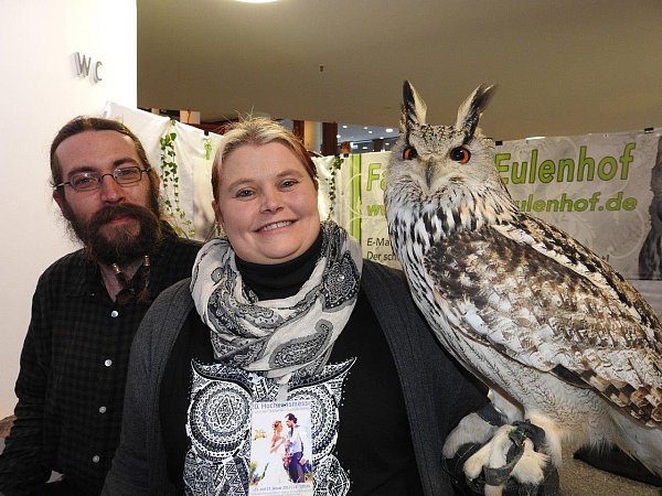 Erstmals dabei: Stefan und Tatjana Kosfeld mit dem sibirischen Uhu Kari, der auf Wunsch den Brautleuten die Eheringe bringt. - © Guitano Darhoven