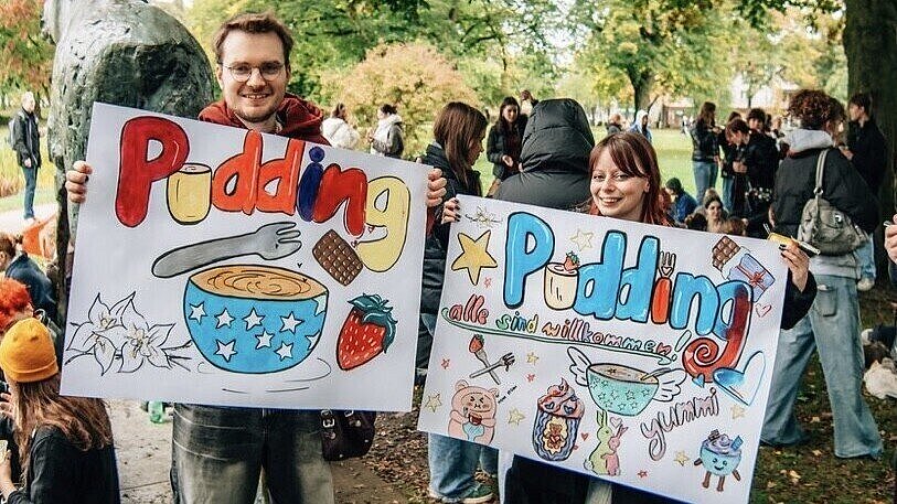 Hunderte Bielefelder treffen sich, um Pudding mit der Gabel zu essen - was steckt dahinter?
