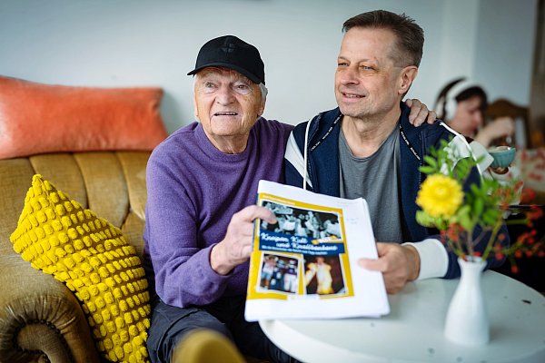 Die Lokalhistoriker Frank Tippelt und Willibald A. Bernert stellen ihr Buch „Kneipen, Kult und Knallbonbons“ vor. - © BARBARA FRANKE