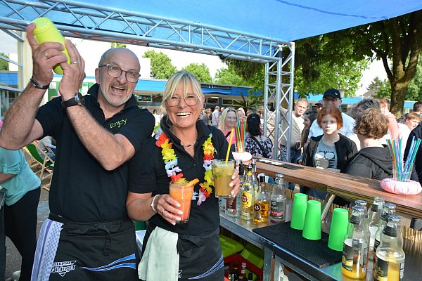 Rolf und Ines Hohenadel sind "Barkeeper aus Leidenschaft". Auf dem Lipperreiher Schulhof haben sie gut zu tun, um die Besucher mit Cocktails zu versorgen. - © Karin Prignitz