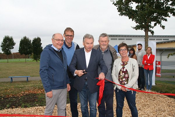 Bei der Eröffnung: Sportdezernent Wolfgang Walter (v. l.), Sportausschuss-Vorsitzender Markus Mertens, Bürgermeister-Stellvertreter Dieter Honervogt, Präsident Franz Driller (TV 1875 Paderborn) und die bündnis-grüne Ratsfrau Susanne Schüssler freuen sich über das neue Bewegungsangebot. - © Andreas Götte