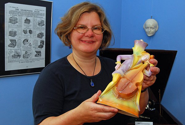 Ohne Korsett und Zwang, Frauen feiern ihre neue Freiheit: Kunsthistorikerin Dr. Corinna Wodarz in ihrer Ausstellung mit einer typischen Figur der Cellistin, die zeigt, dass Frauen in den 20er Jahren auch berufstätig sind. Fotos: Martina Schäfer