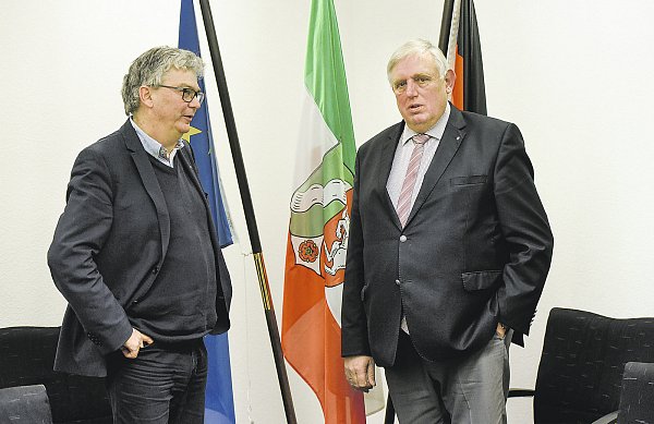 In Düsseldorf: Unser Korrespondent Lothar Schmalen (l.) mit Karl-Josef Laumann. - © Sepp Spiegl