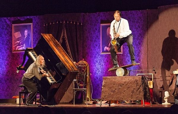 In "Teatro Musicomico – Humor in Concert" kommen gut zwei Dutzend Instrumente zusammen. - © Philipp von Ditfurth