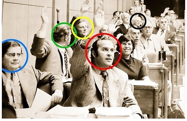 Klaus Schwickert (roter Kreis) bei einer Abstimmung im Landtag. Neben ihm sitzt Dieter Haak (blauer Kreis) aus Hagen, späterer NRW-Minister für Bundesangelegenheiten. Hinter ihm auf den Bänken der SPD-Fraktion sitzen unter anderem Friedel Neuber (Grün), späterer Chef der Westdeutschen Landesbank und Franz-Josef Antwerpes (Gelb), späterer Regierungspräsident in Köln. In einer der hinteren Reihen ist auch ein weiterer Bielefelder Landtagsabgeordneter zu sehen. Karl-Josef Denzer (Schwarz) wurde später Landtagspräsident.