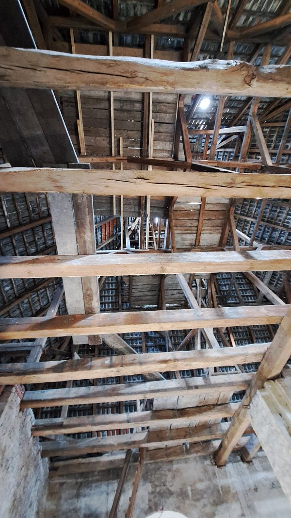 Die Holzkonstruktion auf dem Dach der Schlosskapelle in Rheda diente im Zweiten Weltkrieg Wehrmachtssoldaten der Flugabwehr. - © Marion Pokorra