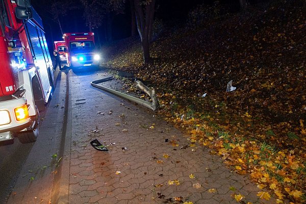 Der Wagen schleuderte über die Vlothoer Straße und rammte auf der linken Seite eine Straßenlaterne. - © Feuerwehr Porta/Michael Horst