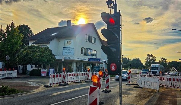 Der Verkehr wird auch am Wochenende noch per Ampelschaltung geführt. - © Kathrin Weege