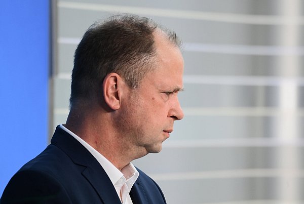 Joachim Stamp, stellvertretender Ministerpräsident von Nordrhein-Westfalen (FDP), steht im Landtag am Abend der Landtagswahl in Nordrhein-Westfalen. - © dpa