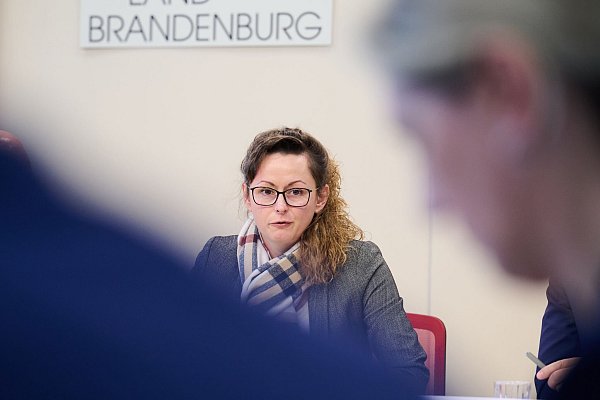 Hanka Mittelstädt (SPD), Ministerin für Land- und Ernährungswirtschaft, Umwelt und Verbraucherschutz, spricht über die jüngst ausgebrochenen Maul- und Klauenseuche in Märkisch-Oderland und Barnim. - © Annette Riedl/dpa