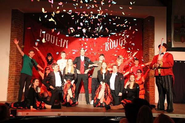 Großes Musical in Lichtenau. Moulin Rouge verbindet alte Hasen und Nachwuchs in einem Tanz. - © Franziska Fritz-Glahn