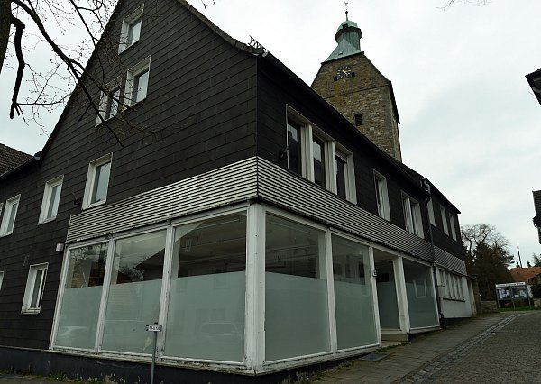 Handlungsbedarf: Das Haus Hillebrand neben dem Lichtenauer Rathaus – einige Jahre mit einem Schlecker-Markt belegt und vorübergehend für die Unterbringung von Flüchtlingen genutzt. - © Marc Köppelmann