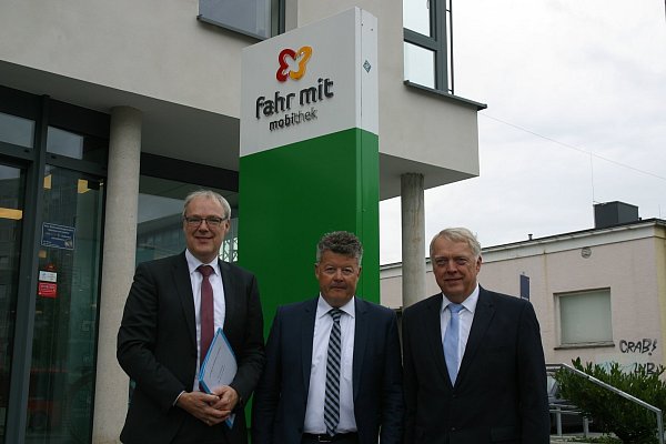 Systemwechsel: Ulrich Conradi (NPH-Verbandsvorsteher, v. l.), Dirk Hänsgen (Go. on) und Siegfried Volmer (NPH-Geschäftsführer) verkünden Änderungen beim ÖPNV. - © Eva Mikolajczak