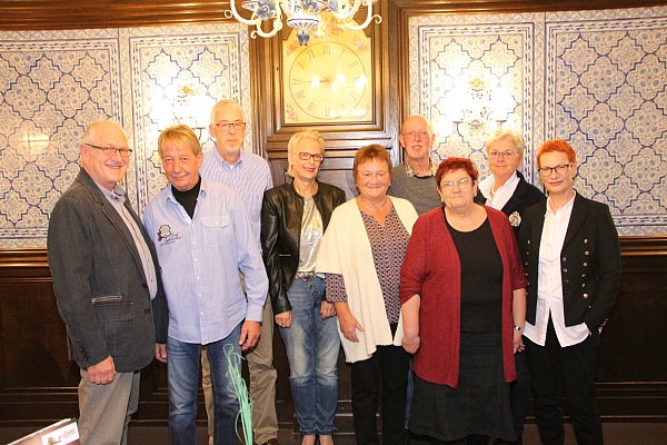 Sehen sich wieder: Wolfgang Karwelat (v.l.), Bernd Eikmeier, Hans-Peter Hußner, Ute Sturm, Edelgard Vogel, Walter Thomaschky, Margit Hennig, Monika Färvers, Ilona Remmert - © Klara Meyerbröker